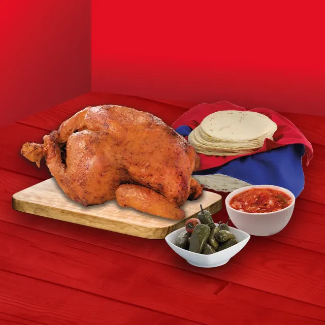 Pollo entero rostizado El Pechugón con tortillas, salsa y chiles toreados